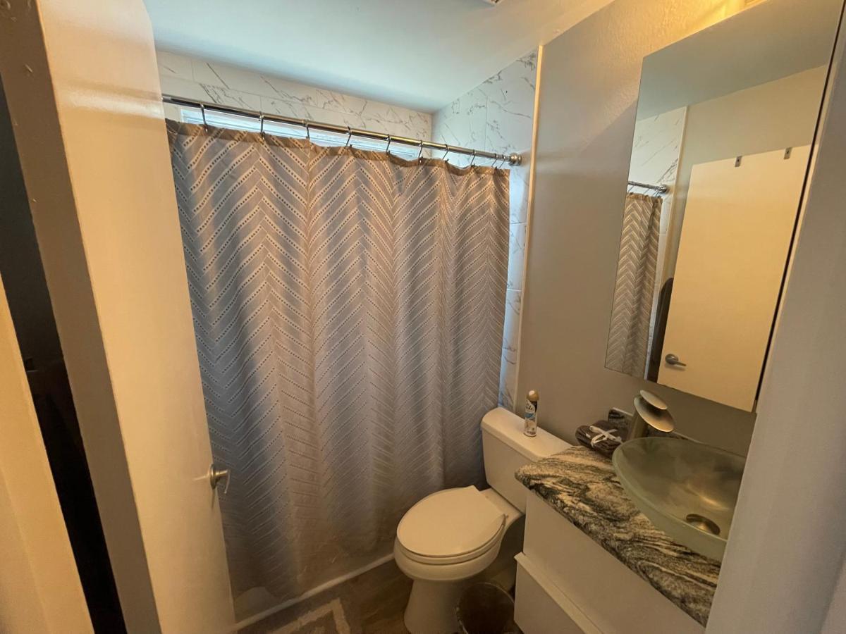 Cozy 3 Bedroom Home Close To Everything In Tampa! Exterior photo
